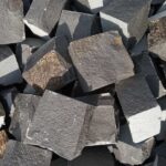 Безліч колотої бруківки з чорного каменю базальт, розміром 10x10x5 см