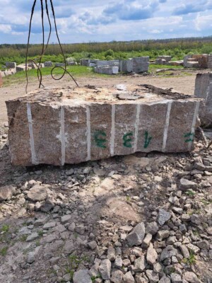 Блок жовтого Софіївського граніту
