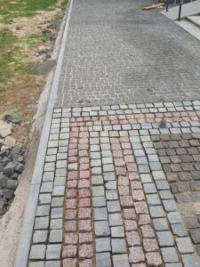 Стежка з базальтової бруківки 10x10x5 см, а також сірого і червоного гранітів