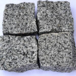 Чотири каменю колотої бруківки з Покостівського граніту Grey Ukraine розміром 10x10x5 см