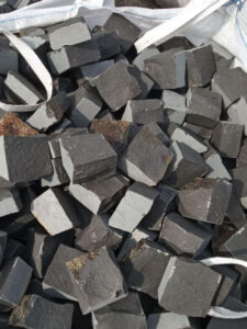 Базальтова бруківка розміром 10x10x5 см, упакована в біг-бег