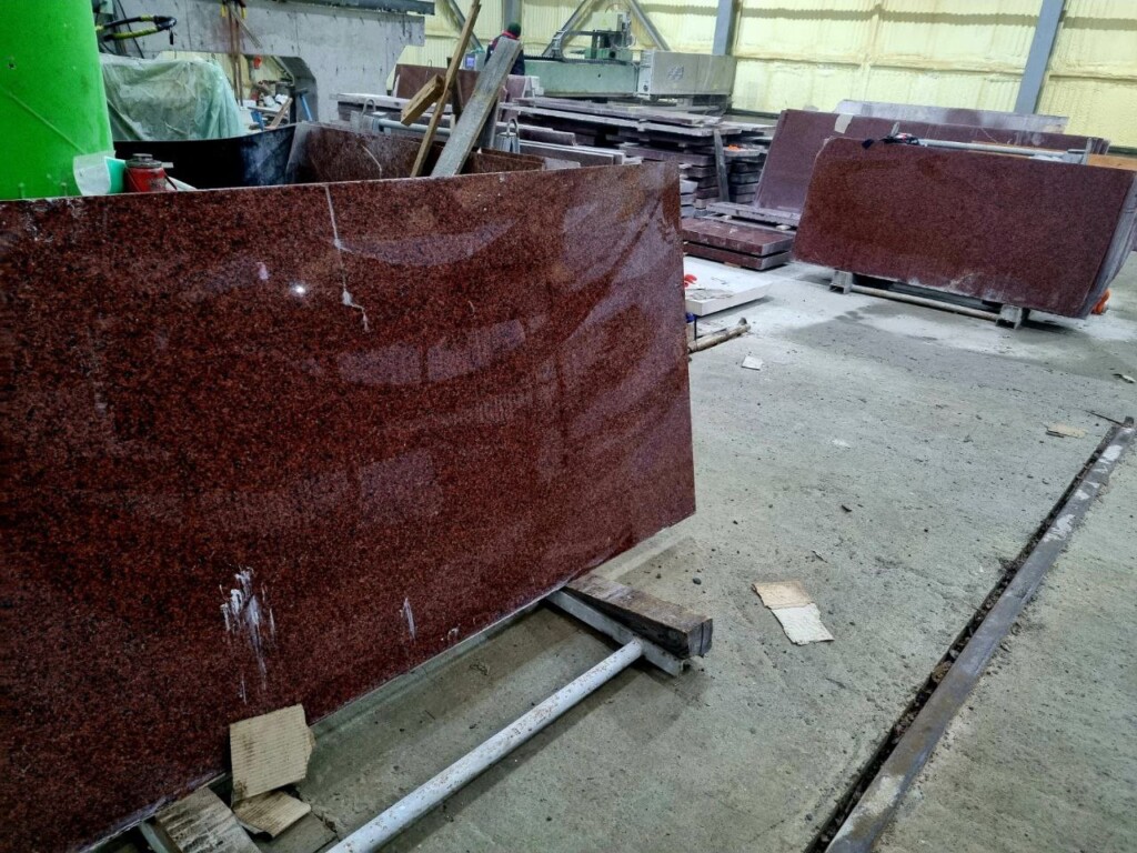 Сляби з червоного Лезниківського граніту
