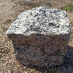 Колота бруківка з жовтого Софіївського граніту 10×10×10 (1 камінь)