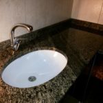 Умивальник з нижньою підклейкою в стільниці з каменю