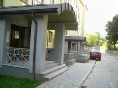 сходи та фасад з граніту