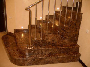 Кутові сходинки з темного мармуру Emperador Dark