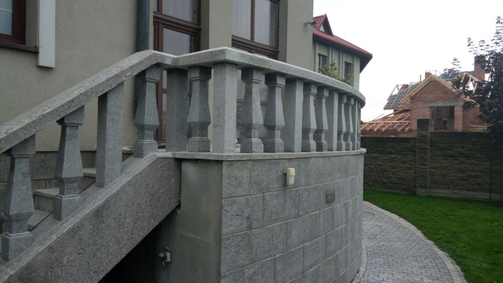 Сходи і балясини з Софіївського граніту