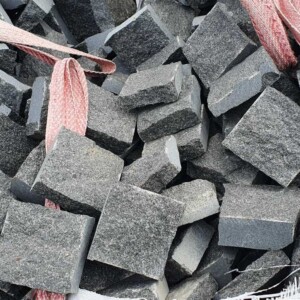 Брусчатка пилено-колотая - “рядовка” из чёрного камня Габбро (10×10×3 см)