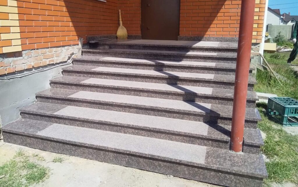 Ганок зі сходами з граніту Дідковичі