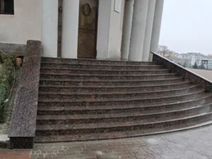 Центральний вхід до церуви виконаний з Корнінського граніту