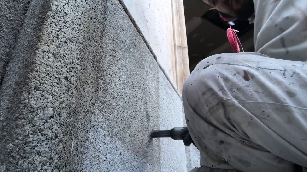 Процес бучардування граніту