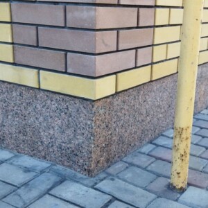 Цоколь будинку з плитки "межирічка"