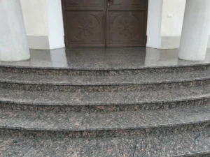 Радіальні сходи з Корнінського граніту