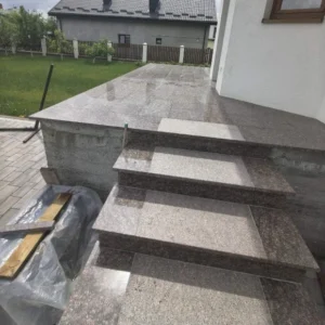 Термообработанные ступени из коричневого гранита